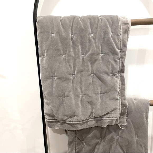 Pottery Barn Velvet Tufted
Quilted Euro 2/Shams  Dark Smoke Gray - Picture 2 of 12